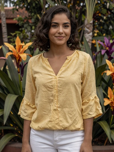 Lucía, 26, Panamanian single from Penonomé in yellow blouse in tropical garden - verified dating profile