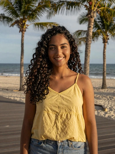Yeimy, 23, Honduran woman from La Ceiba with curly hair on Caribbean boardwalk - Latin 312 verified profile