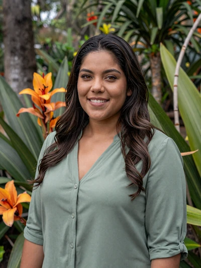Genesis, 27, Dominican woman from Puerto Plata in green blouse at botanical garden - Latin 312 Dating profile