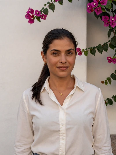 Mercedes, 30, Nicaraguan single from León in ivory shirt near colonial wall with bougainvillea - verified dating profile