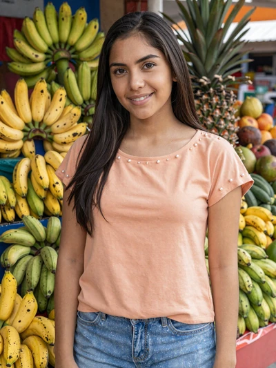 Paola, 25, Ecuadorian single from Machala at a tropical fruit market - verified dating profile