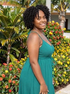 Tamara, 24, Bahamian single from Freeport with natural curls in a tropical garden - verified dating profile
